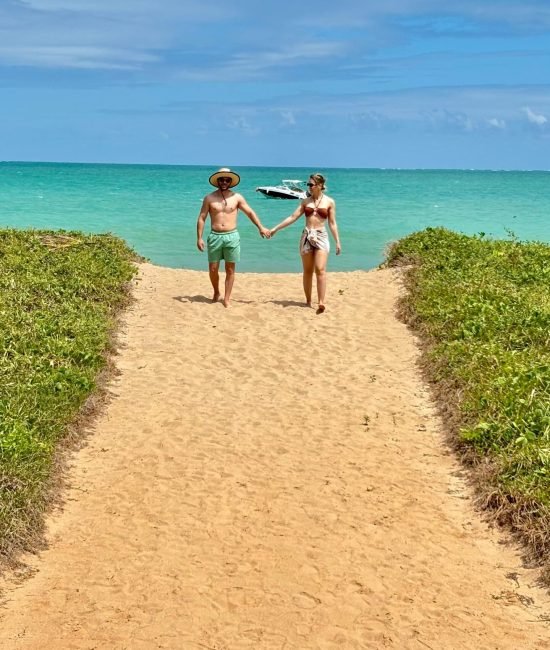 Casal caminhando em direção à praia durante passeio em Maragogi 🌴💙”